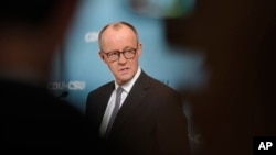 Liderul conservator german, Friedrich Merz, este văzut de comentatorii presei liberale drept o speranță pentru consolidarea construcției europene, pe fondul tensiunilor transatlantice. 