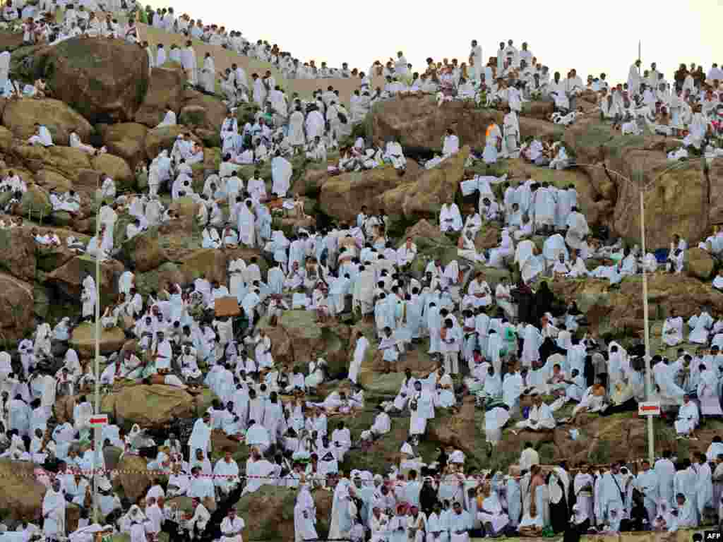 Saudi Arabia -- Muslim pilgrims arrive to pray at Mount Arafat, southeast of the Saudi holy city of Mecca, on 15Nov10. - Pilgrims flooded into the Arafat plain from Mecca and Mina before dawn for a key ritual around the site where prophet Mohammed gave his farewell sermon on this day in the Islamic calendar 1,378 years ago. Pilgrims spend the day at Arafat in reflection and reading the Koran or Mulsim holy book. AFP PHOTO / MUSTAFA OZER