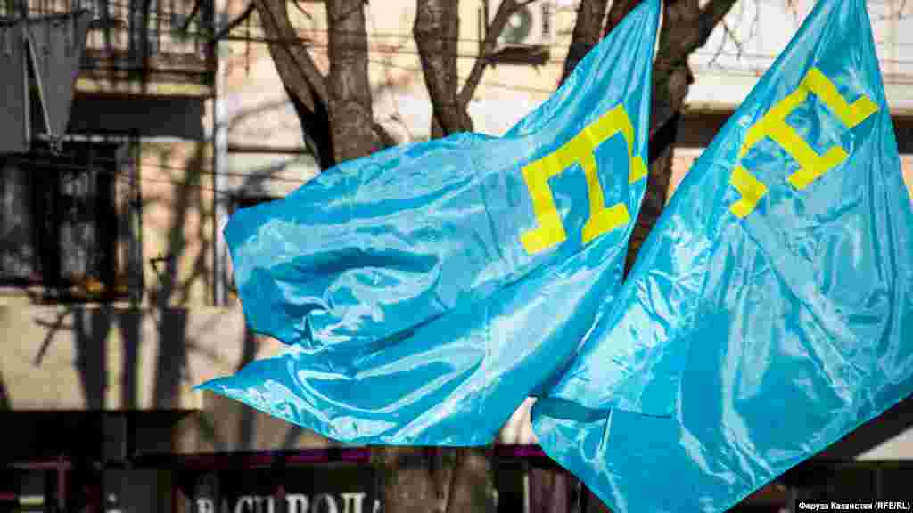 На митинге люди держали в руках крымскотатарские флаги