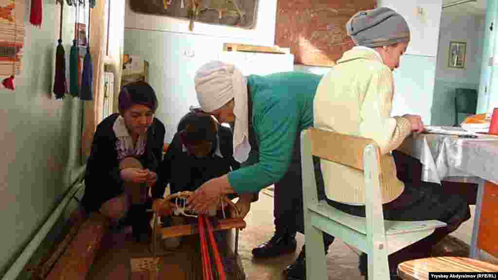 Kyrgyzstan: Totukan Oskonbaeva, Handcrafting teacher in Jalal Abad with her students in the class