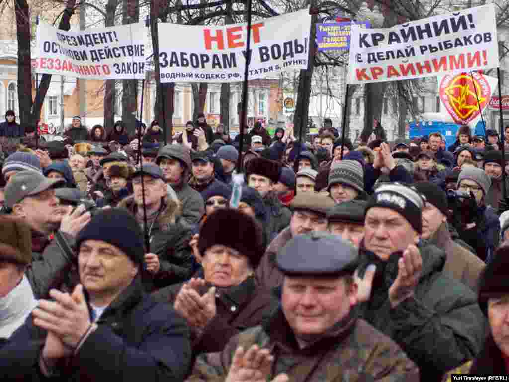 На митинге было принято решение о создании общероссийского движения для борьбы за права рыболовов.