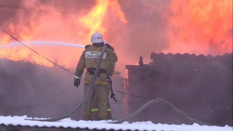 Raportohet se një rafineri nafte në jug të Rusisë është kapluar nga zjarri