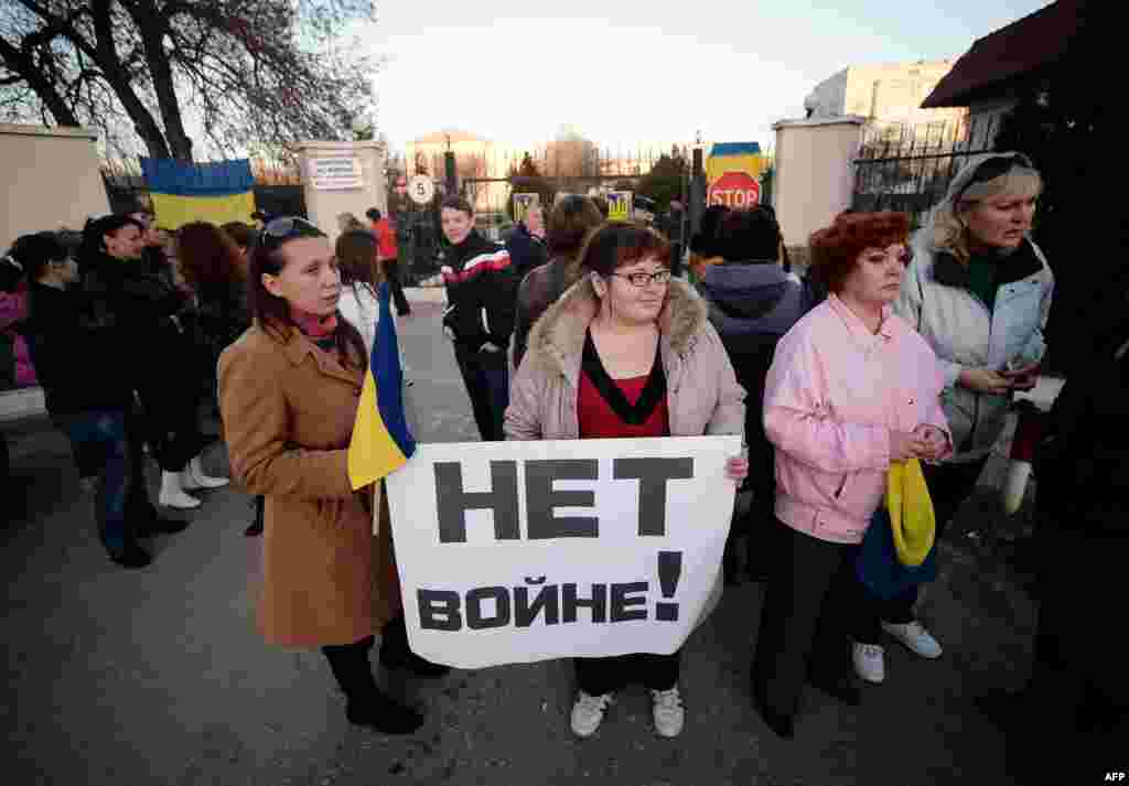 Дружини українських солдат вийшли на акцію протесту біля військової частини неподалік аеропорту Бальбек. 3 березня 2014 року