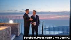 Predsjednik Crne Gore Jakov Milatović sa francuskim predsjednikom Emmanuelom Macronom u Tivtu