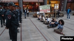 Armenia -- Young activists inform passersby about Founding Parliament's upcoming rally, Yerevan, 29 April, 2015.