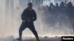 Demonstrant tokom studentskog protesta u Tirani, 17. oktobar 2026.