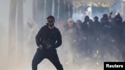 Një protestues reagon përballë policisë kundër trazirave gjatë protestës studentore kundër Qeverisë, në Tiranë, Shqipëri, më 17 tetor 2026.