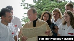 Владимир Путин в окружении активистов движения "Наши"