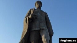 Памятник Сабыру Рахимову в Ташкенте.