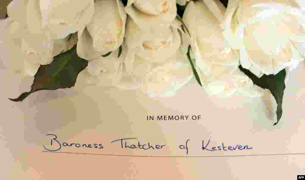 Knjiga sjećanja u njenom rodnom mjestu, 8. april 2013. Foto: AFP / Lindsey Parnaby 