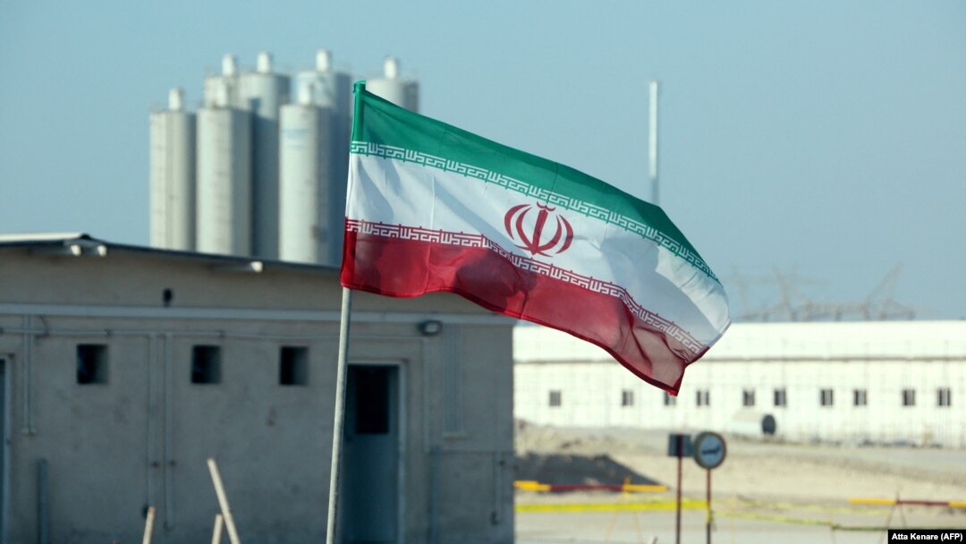 پرچم جمهوری اسلامی در نیروگاه اتمی بوشهر که گفته می‌شود تا کنون دست‌کم ۱۱ میلیارد دلار برای آن هزینه شده است