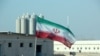 د ایران بوشهر اټومي بټۍ ودانۍ مخې ته د هغه هېواد بیرغ رپېږي - پخوانی انځور. 