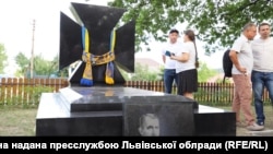Надмогильний пам’ятник Євгена Коновальця перевезли у рідне село засновника ОУН Зашків, що на Львівщині 