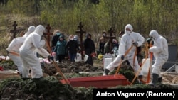 Grobari u Rusiji koriste zaštitnu opremu, Sankt Peterburg, maj, 2020. 