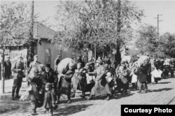 Нацистер басып алған Бессарабияда еврейлерді концлагерьге әкетіп бара жатыр. 1941 жылдың шілдесі мен 1942 жылғы маусым аралығында түсірілген сурет.