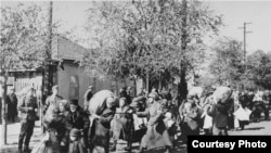 Evrei din Basarabia, deportați în Transnistria, sub coordonarea soldaților români și germani.