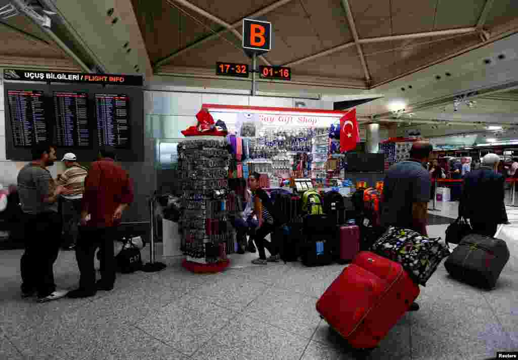 Ататүрік әуежайында тіркеуден өтіп жатқан жолаушылар.&nbsp;Стамбул. 29 маусым 2016 жыл.&nbsp;