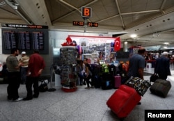 Пассажиры в зале ожидания в аэропорту имени Ататюрка в Стамбуле. 29 июня 2016 года.