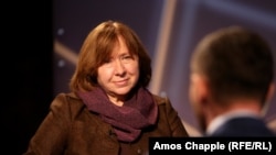 Belarusian writer Svetlana Alexievich speaks to RFE/RL in Prague on October 5. 