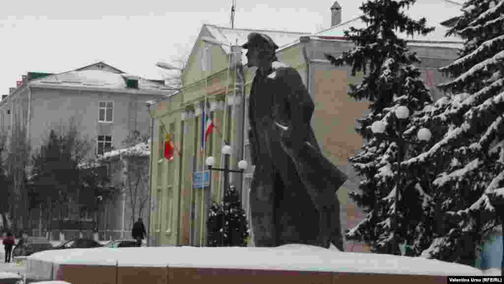 Sub privirea bătrînului Lenin pus la rece...