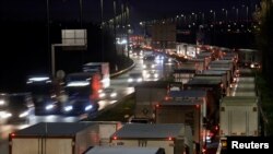 U strahu od nestašica, mnoga britanska preduzeća nastoje da obezbede zalihe, pa su stvorene neviđene gužve. (Foto: Kamioni čekaju na autocesti A16 između prilaznog puta Eurotunnel i Oye Plage, 18 decembra 2020.)
