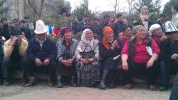 Участники митинга в Бишкеке и журналисты. 10 апреля 2014 года. 