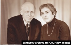 Изможденный Сахаров и Боннэр в Горьком в 1985 году, через два дня после окончания одной из своих голодовок.