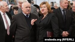 Міністар інфармацыі Лілія Ананіч і старшыня Саюзу пісьменьнікаў Беларусі Мікалай Чаргінец