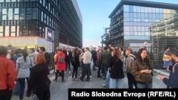 Okupljanje grupe zaposlenih ispred zgrade N1 televizije, 6. april 2026.