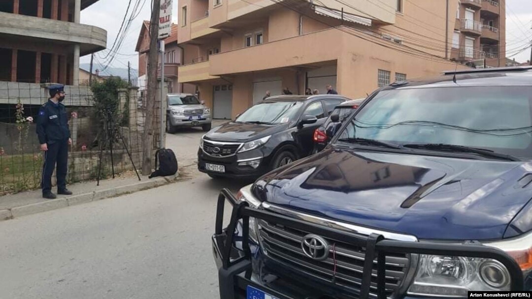Vozila EULEXA-a ispred zgrade bivšeg portparola OVK Jakupa Krasnićija, 4. novembra 2020