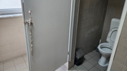 Tualeti në një nga repartet e QKUK-së.