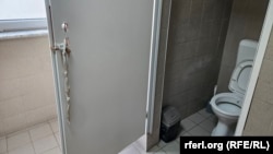 Tualeti në një nga repartet e QKUK-së.