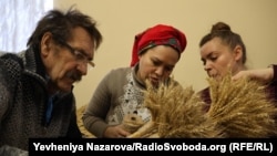 Волонтери долучилися до роботи над виготовленням дідуха