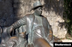 Скульптура Микити Хрущова в Криму, яку встановили в 2013 році, й котру офіційно називають «Кримчанином на відпочинку». Парк на території селища міського типу Партеніт, яке підпорядковане Алуштинській міській раді
