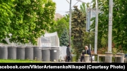 Габіони з піском для захисту під час обстрілу на вулицях Нікополя