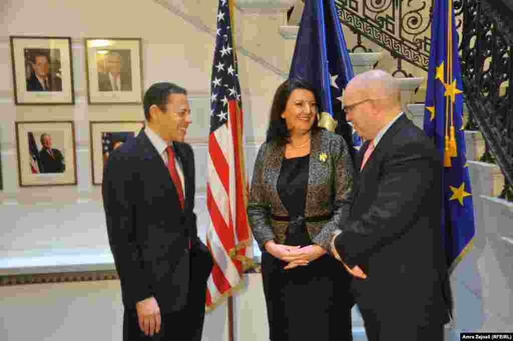 Belgija - Predsjednica Kosova, Atifete Jahjaga u društvu Williama Kennarda i Philipa Reekera u Brusselsu, 6. februar 2013. 