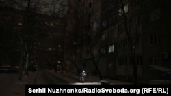 Київ під час вимкнення світла внаслідок російських атак, Дарницький район, 14 січня 2026 року