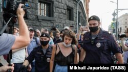 7 июл. Полис занеро боздошт кардааст, ки аз боздошти журналист Иван Сафронов эътироз мекард