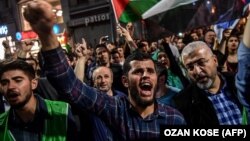 Disa persona duke protestuar kundër ngjarjeve në kufirin në Gaza.