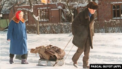 Тізеге дейін шұлық киген қыз шұлық сорып жатыр