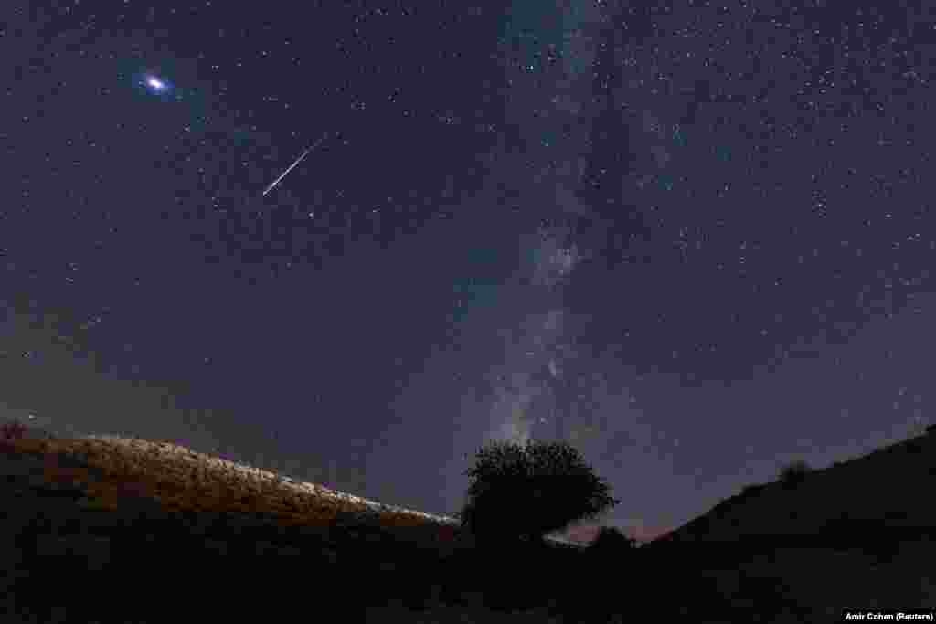 Un meteor, observat tot în deșertul Negev din sudul Israelului. Fotografie realizată la data de 13 august 2021.