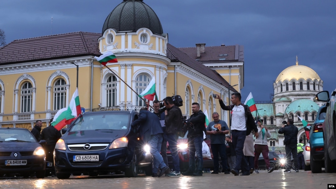 Протестното автошествие на "Величие" започна от площад "Народно събрание", премина през централата на ДПС-Пеевски и сградата на "Информационно обслужване", за да приключи пред къщата на Бойко Борисов в Банкя.