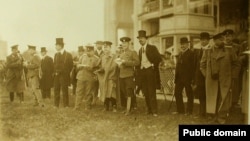 Группа членов Императорского Московского скакового общества и гостей на ипподроме в день Всероссийского дерби. 1912 год