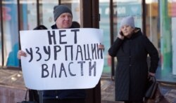 A man in Barnaul earlier this year protests against Putin's bid to change Russia's constitution, holding a sign that reads: "No usurpation of power."