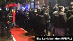 პოლიცია ბათუმის 28-ე საარჩევნო ოლქის შენობასთან