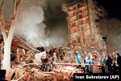 Rescuers and firefighters work at the site of a massive explosion that destroyed a nine-story apartment building in the southeastern part of Moscow in September 1999.