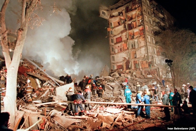 Rescuers and firefighters work at the site of a massive explosion that destroyed a nine-story apartment building in the southeastern part of Moscow in September 1999.