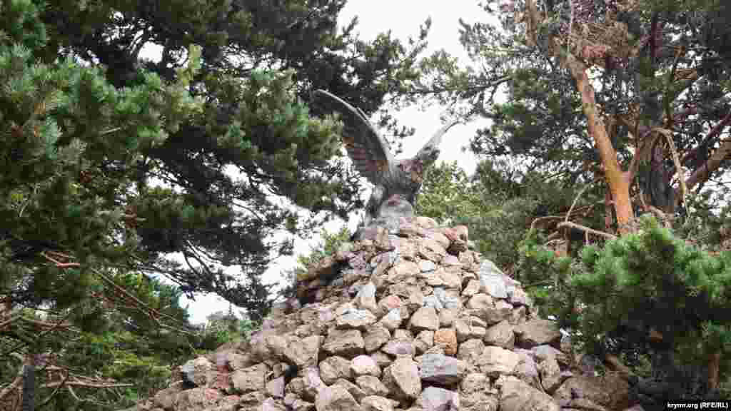 Скульптура орла біля лісового кордону &laquo;Червоний камінь&raquo;