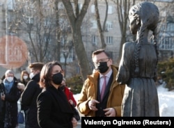 Міністр закордонних справ України Дмитро Кулеба (праворуч) і очільниця МЗС Німеччини Анналена Бербок під час вшанування жертв Голодомору-геноциду 1932–1933 років. Київ, 7 лютого 2022 року