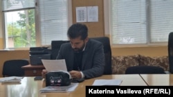  Кирил Петков написа пояснения в село Алеко Константиново по сигнал за пропаганда и възпрепятстване на изборния развой, подаден против него от „ Движение за права и свободи - Ново начало “, 12 октомври 2025 година 